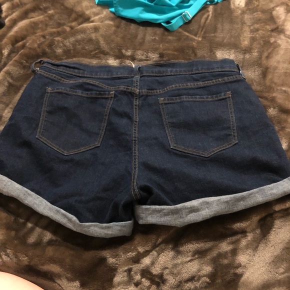 Old Navy Sweetheart Jean Short - Picture 2 of 3
